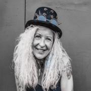 helderziende Beatie- Welkom lieve mensen, mijn naam is Beatie. Ik breng je graag de antwoorden en inzichten die je zoekt over je relatie, werk of hooggevoeligheid. Wil je weten hoe hij of zij tegenover je staat? Of je intuïtie goed zit? Of je de juiste keuzes maakt? Hoe het verder gaat? Ik ben er graag voor je. Als sparringpartner, als medium, als coach. En dat doe ik vanuit mijn hart, respectvol en eerlijk. Ik voel voor je in en stem me af op je vragen. In wat ik mag zien in je energie en via boodschappen vanuit de energetische wereld kan ik je antwoorden en inzichten geven. Ook kunnen we kijken welke keus je het beste kan maken, of hoe jij je op kunt stellen in je situatie. Ik ben ook begeleider spiritueel ondernemerschap. Ik kijk graag met je mee! Liefs Beatie. 4 minuten gratis consult met onze helderzienden bij eerste kredietoplading. Helderziende hulplijn waar een helderziende  je   inzicht en    antwoord geeft. Bij aanmaak van een gratis account, ontvangt u 4 gratis minuten bij eerste kredietoplading om   te bellen met een   helderziende.