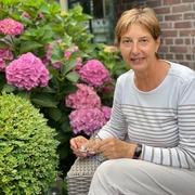 helderziende Lindes- Welkom Ik ben een ervaren Mental en spiritueel coach met een passie voor het begeleiden van mensen naar helderheid en balans. Met mijn invoelende aanpak help ik emotionele situaties beter te begrijpen en te verwerken. Daarnaast maak ik gebruik van de Le Normand kaarten om diepere inzichten te bieden en je te ondersteunen bij belangrijke keuzes. Samen werken we aan jouw groei, helderheid en innerlijke rust zodat je sterker en zelfzekerder in het leven staat. Bel me gerust op, je zult je zoveel beter voelen. Liefs Linde 4 minuten gratis consult met onze helderzienden bij eerste kredietoplading. Helderziende hulplijn waar een helderziende  je   inzicht en    antwoord geeft. Bij aanmaak van een gratis account, ontvangt u 4 gratis minuten bij eerste kredietoplading om   te bellen met een   helderziende.