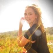 helderziende Vicky- Ik ben Vicky, een begaafd spiritueel gids/coach, Ik sta bekend om mijn diepgaande inzichten en mijn vermogen om dromen en allerlei wakkere dagens leven situaties te analiseren, Met een warme en empathische benadering help ik mensen om in contact te komen met hun innerlijke wijsheid, hun mentale barrieres te doorbreken en hun gezondheid te bevorderen. Ik leg graag kaarten voor mensen, om mijn vermogen om helende energie over te brengen toe te passen. Ik krijg vaak te horen dat ik een betrouwbare bron van troost ben, en een van mij sterkste gaves is om in een negatieve situatie TOCH iets positiefs te vinden als je dit graag wilt. Vertrouwen en helderheid even kwijt? Ik help je weer vooruit te komen. Of je nu worstelt met relaties, specifieke zaken zoals vervelende situaties met narcisten, en/of je persoonlijke groei wilt stimuleren, of graag hulp wilt met het maken van keuzes. Wees niet bang om vragen te stellen, watvoor vragen dan ook, ik beoordeel jou niet. Mocht je gewoon je ei kwijt willen, dan ik kan ook gewoon de persoon zijn om naar je te luisteren, ik sta klaar om je te ondersteunen. 4 minuten gratis consult met onze helderzienden bij eerste kredietoplading. Helderziende hulplijn waar een helderziende  je   inzicht en    antwoord geeft. Bij aanmaak van een gratis account, ontvangt u 4 gratis minuten bij eerste kredietoplading om   te bellen met een   helderziende.